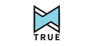 TRUE-logo, jossa on geometrinen, abstrakti M-kirjain vaaleansinisellä ja mustilla viivoilla valkoisella taustalla.